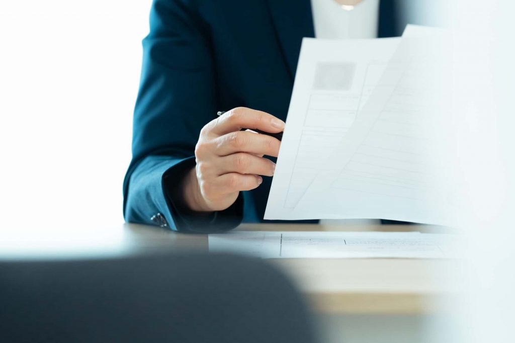 資料を見るビジネスパーソン