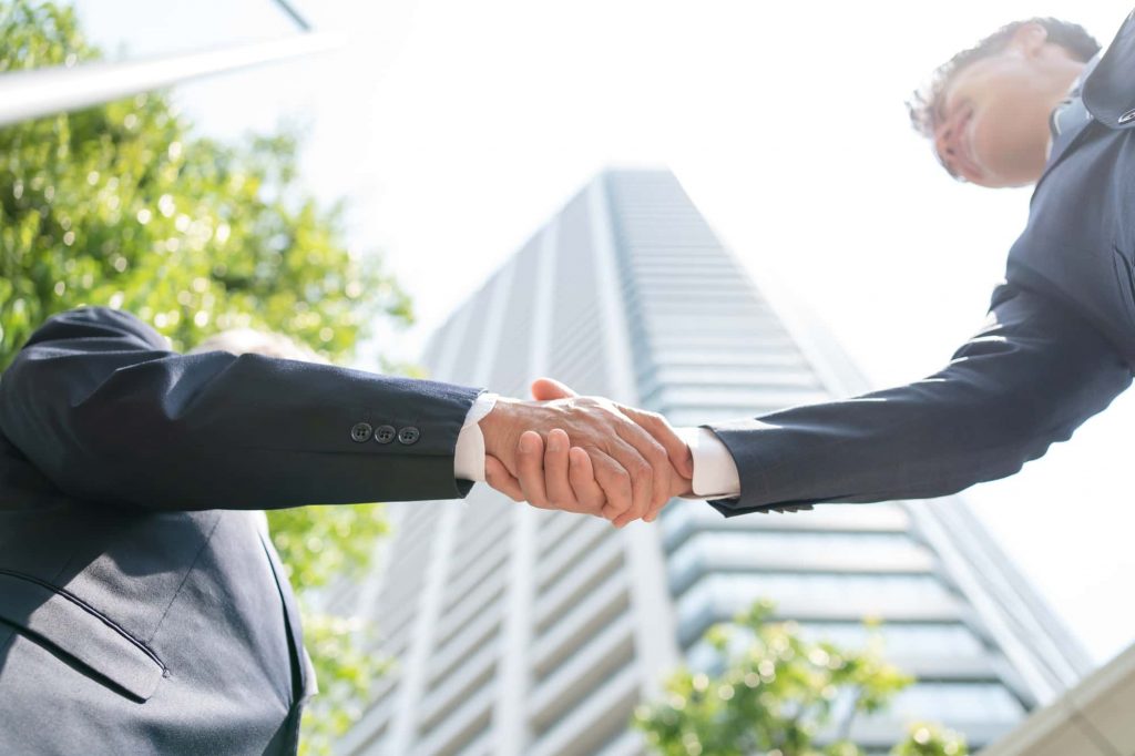 握手するビジネスパーソン