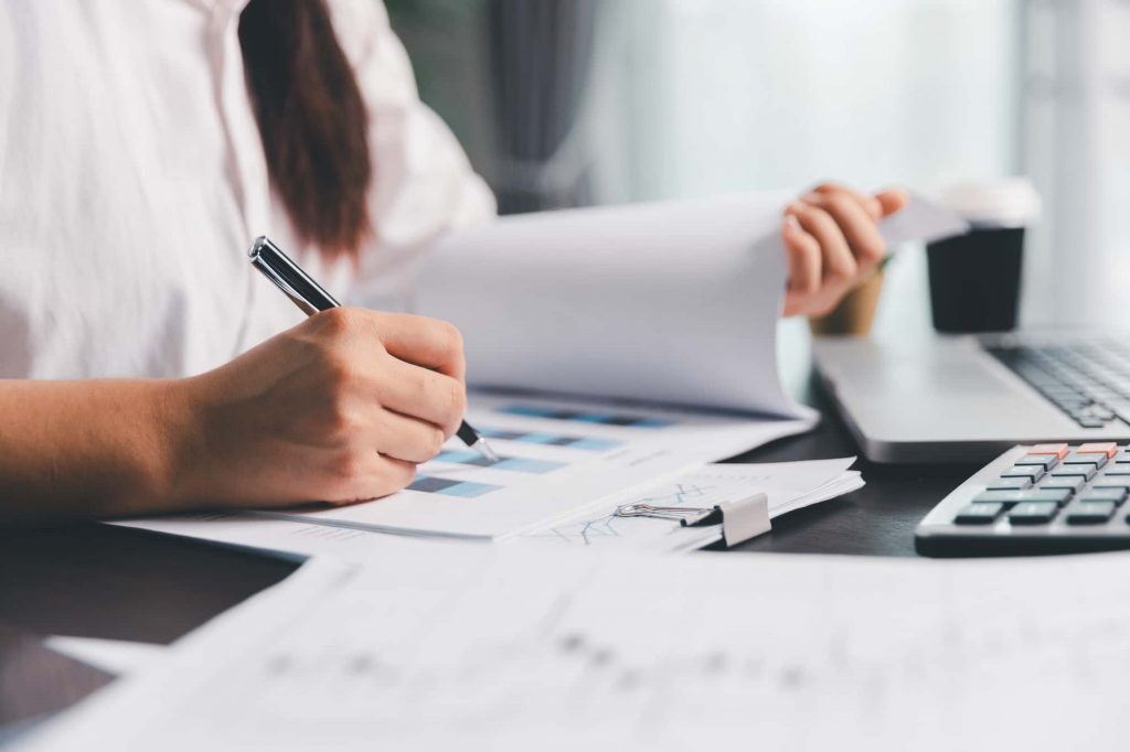 資料をチェックするビジネスパーソンの手元