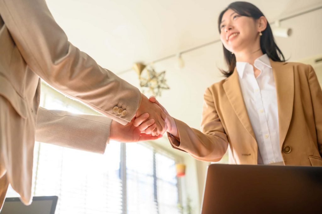 握手をするビジネスパーソン