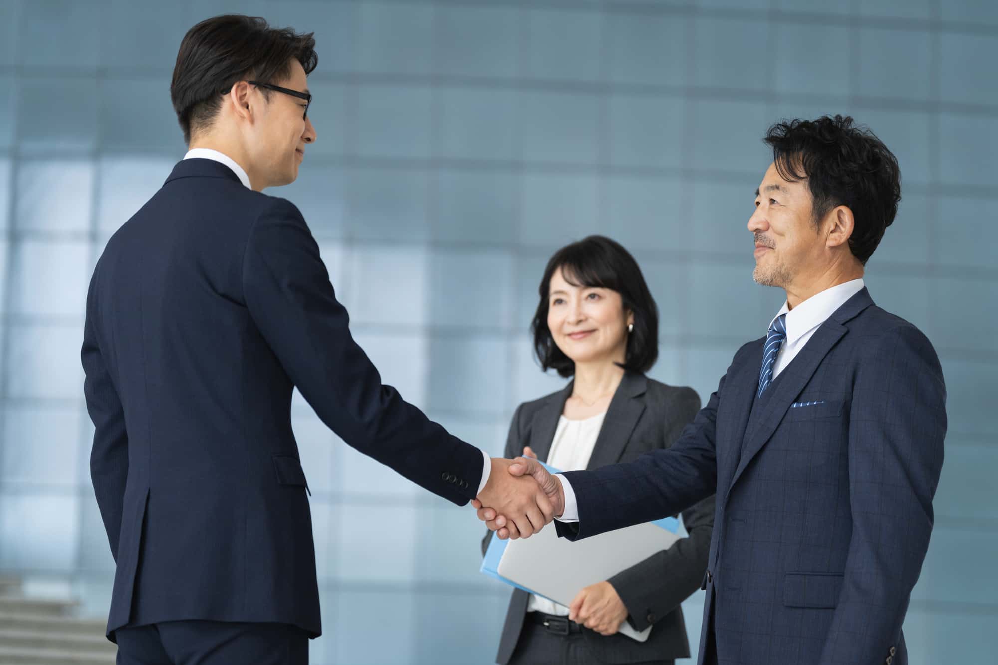 握手するビジネスパーソン