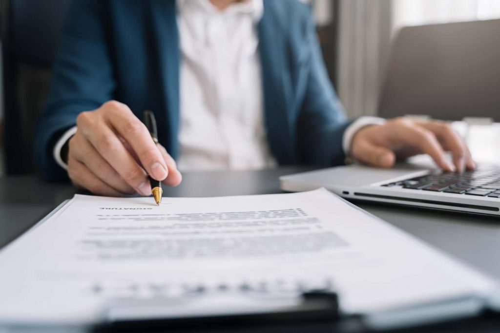 資料を見ながらパソコン作業をするビジネスパーソンの手元