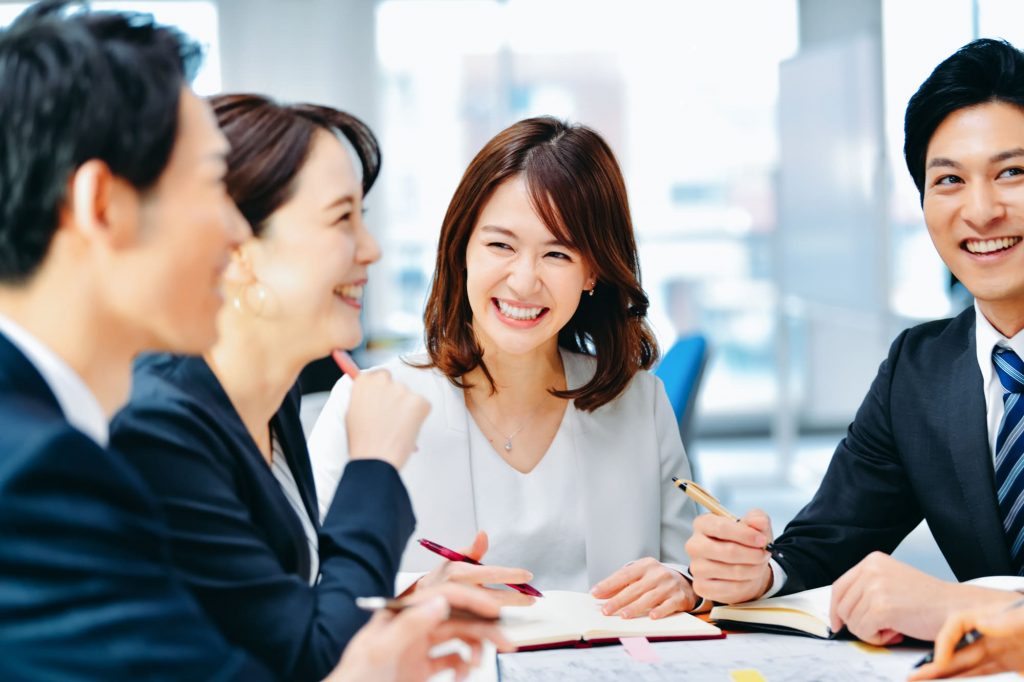 笑顔でミーティングするビジネスパーソン