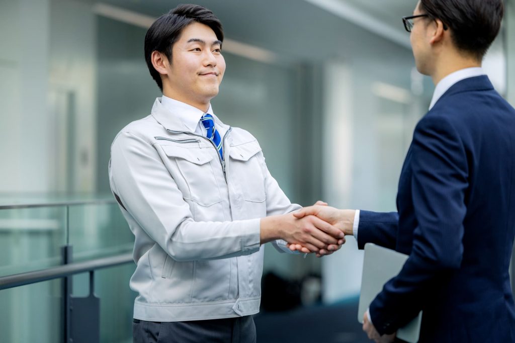 握手をする2人のビジネスパーソン