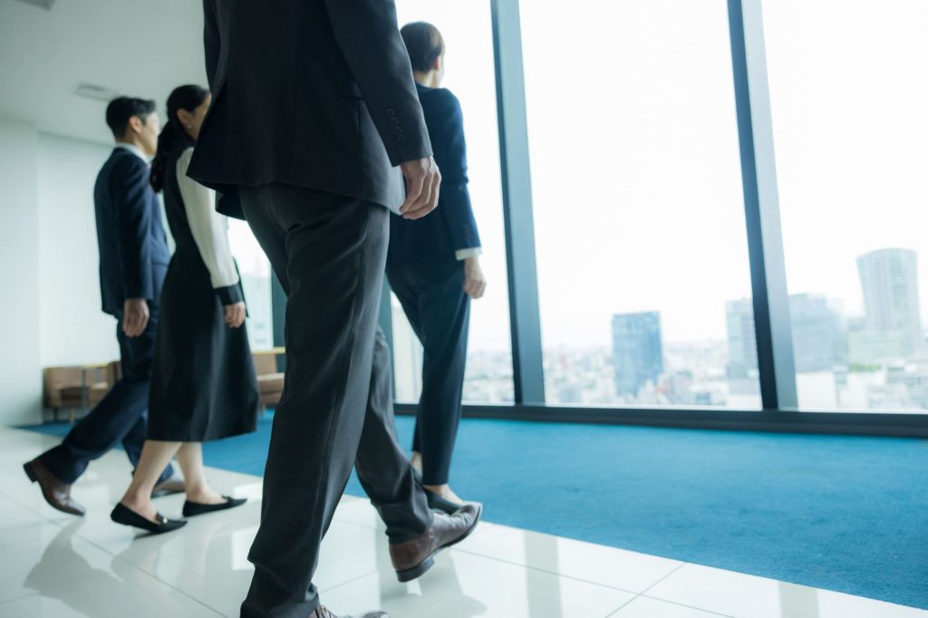 歩くビジネスパーソンの後ろ姿