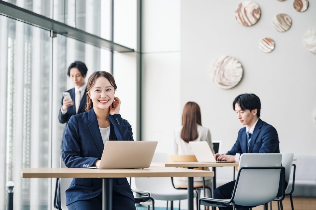 オフィスで仕事をするビジネスパーソン