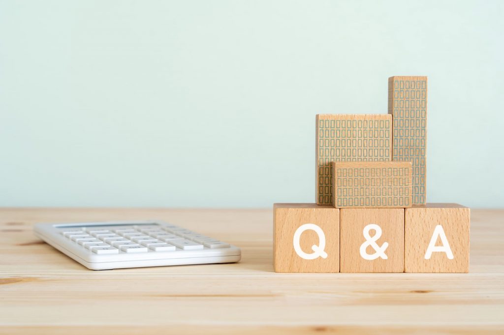 Q&Aと書かれたブロックと電卓
