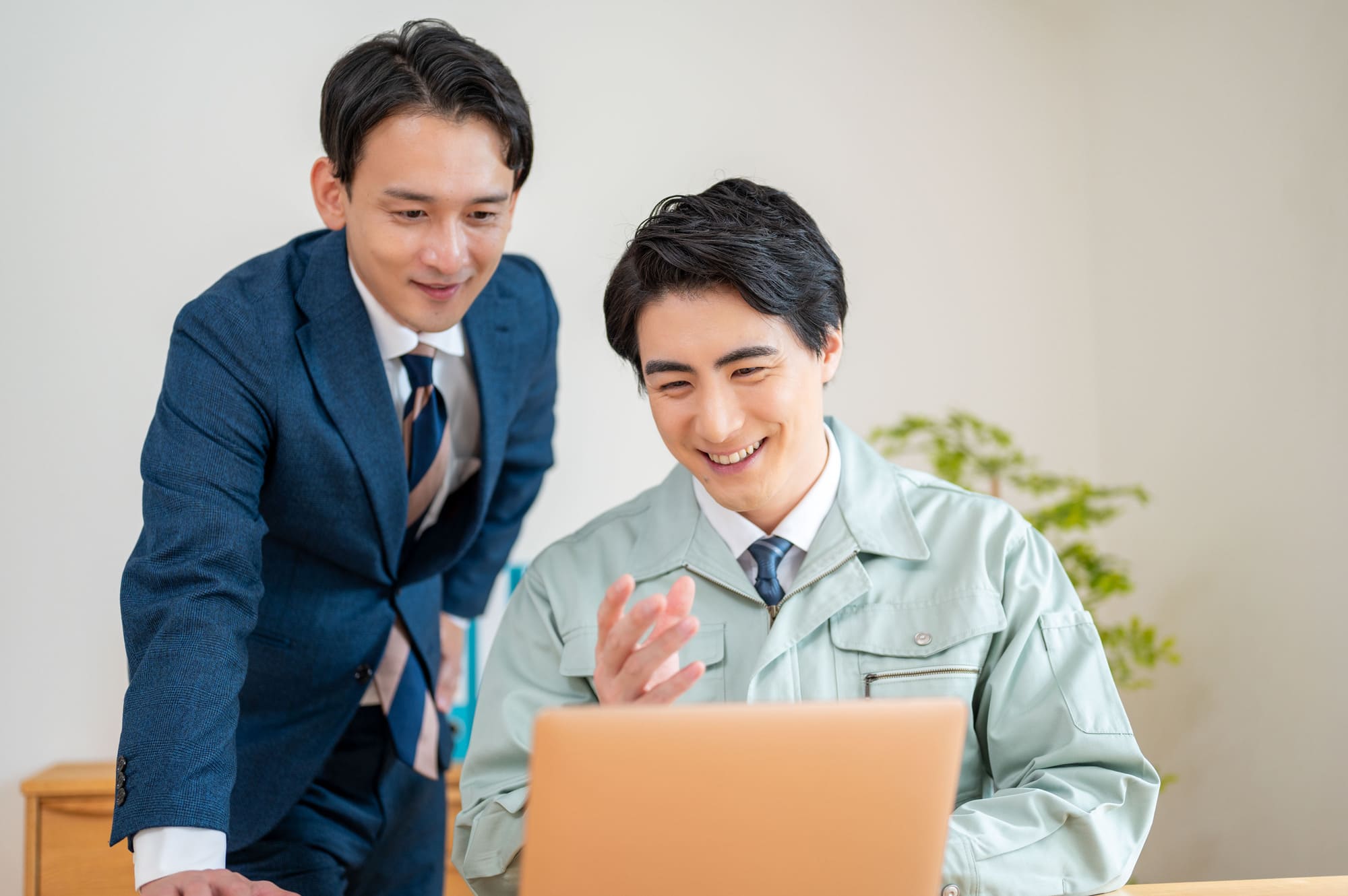 パソコンを見ながらミーティングする2人のビジネスパーソン