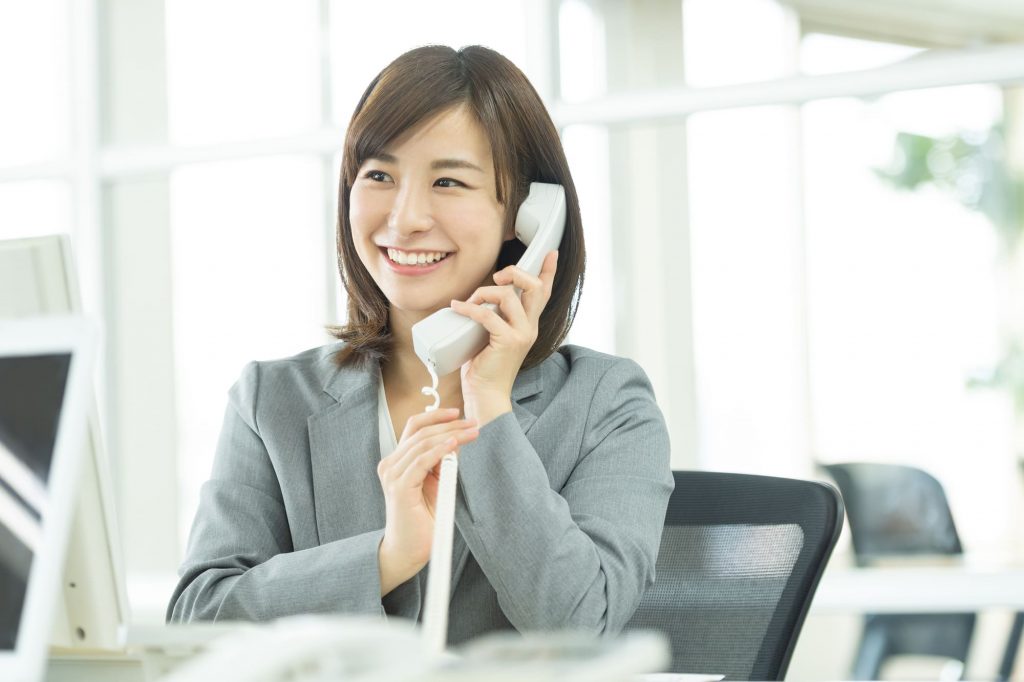 電話を受けるビジネスパーソン
