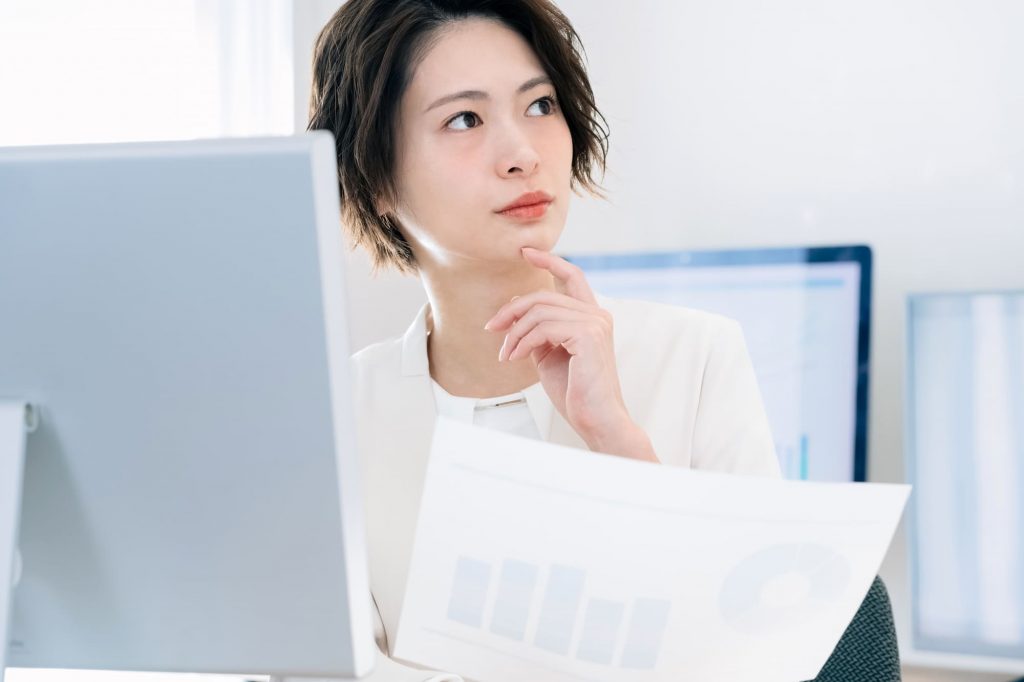 オフィスで考えるビジネスパーソン