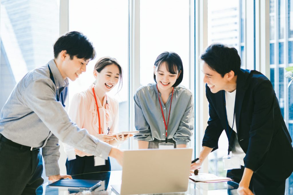笑顔で会議するビジネスパーソン