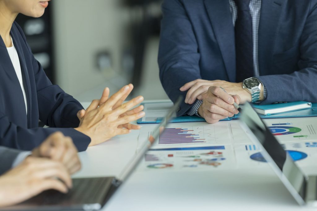 ミーティングするビジネスパーソン