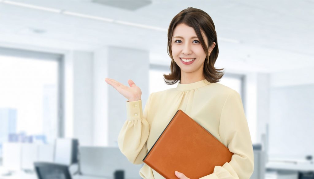 手で案内をする女性