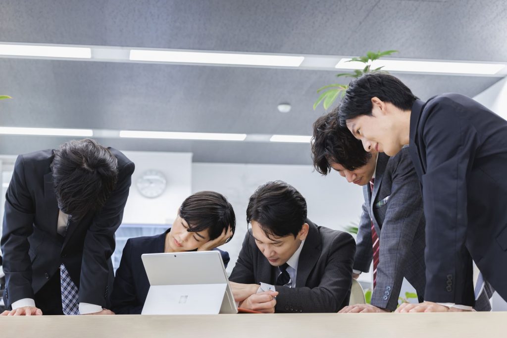 パソコンを見ながら落ち込むビジネスパーソン