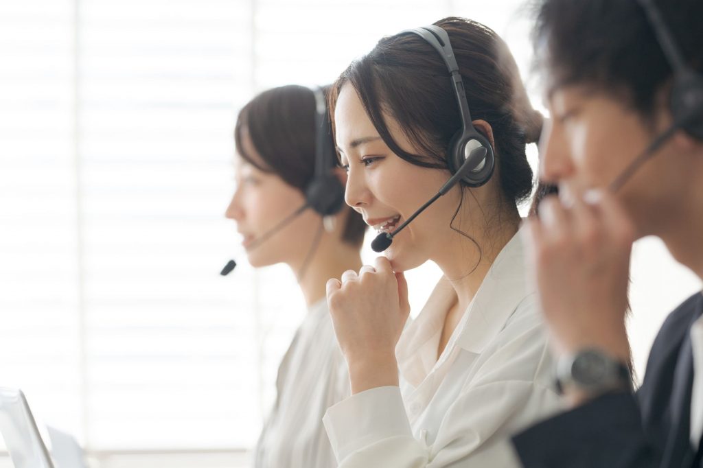 電話対応する3人のオペレーター