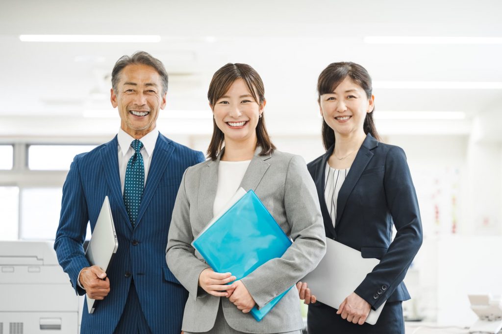 オフィスで働く3人のビジネスパーソンのポートレート