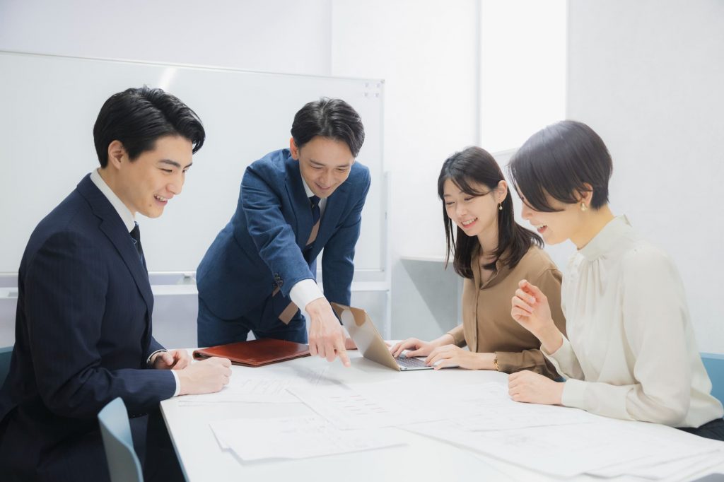 資料を見ながら会議するビジネスパーソン
