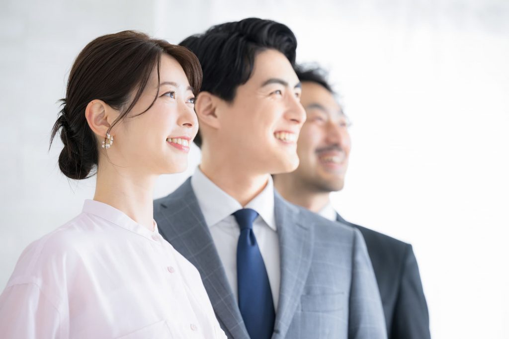 3人のビジネスパーソンの横顔