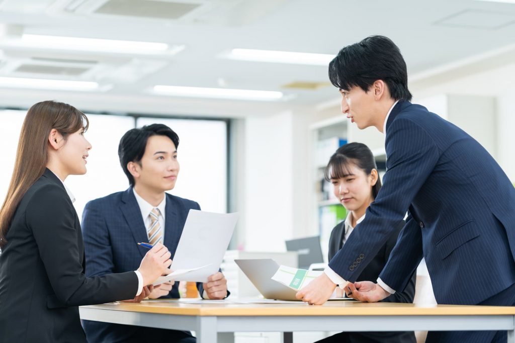 会議する4人のビジネスパーソン
