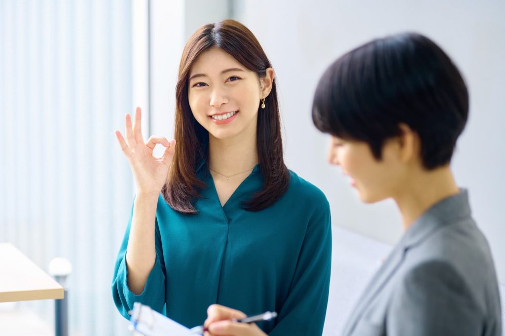 笑顔で○マークを指で作るビジネスパーソン