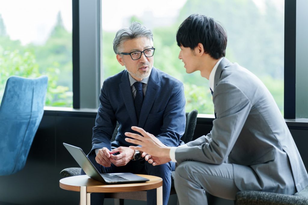 打ち合わせをする2人のビジネスパーソン