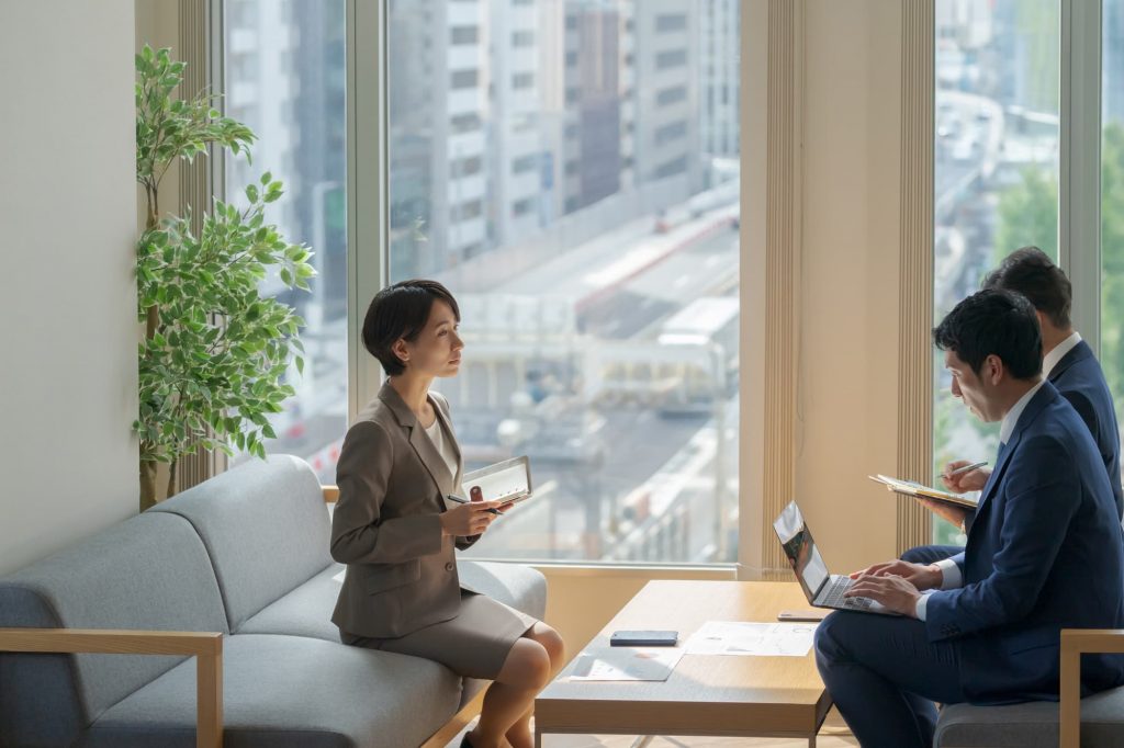 打ち合わせをする3人のビジネスパーソン
