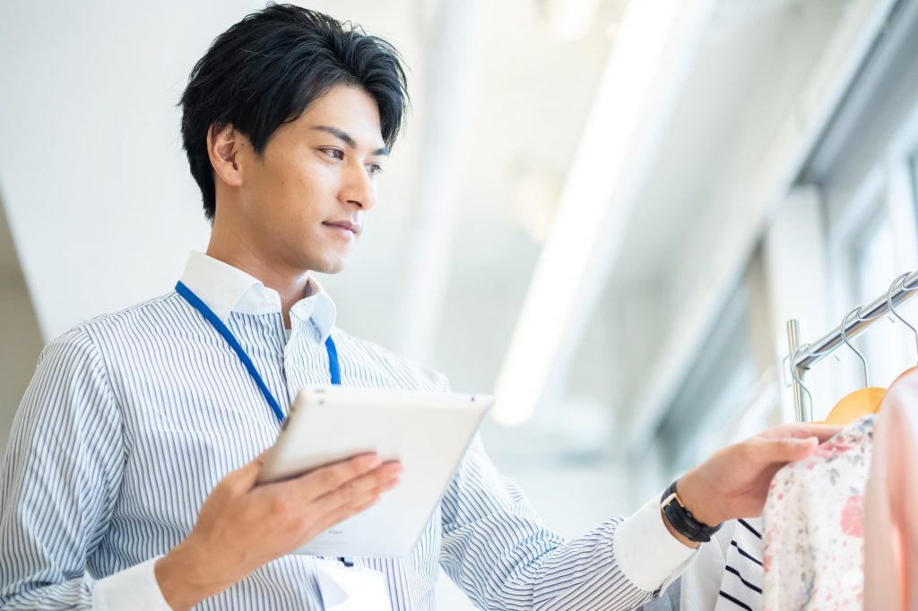洋服をチェックするビジネスパーソン