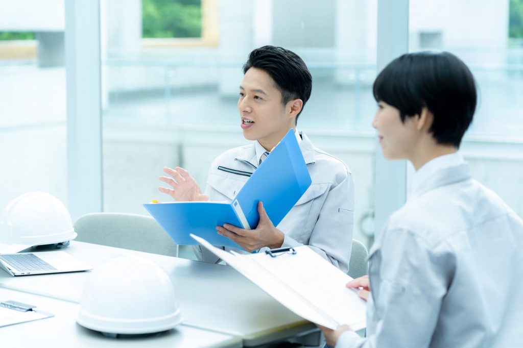 ミーティングする2人のビジネスパーソン