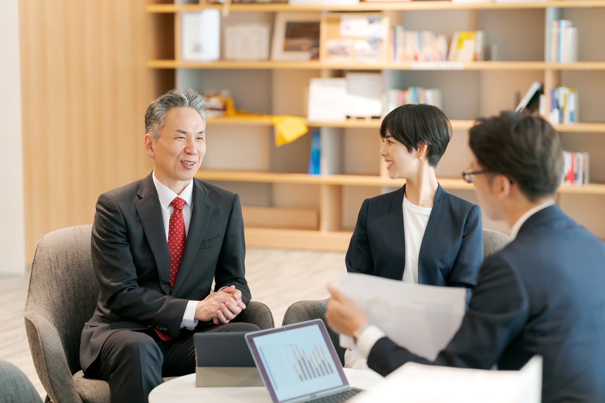 打ち合わせをする3人のビジネスパーソン