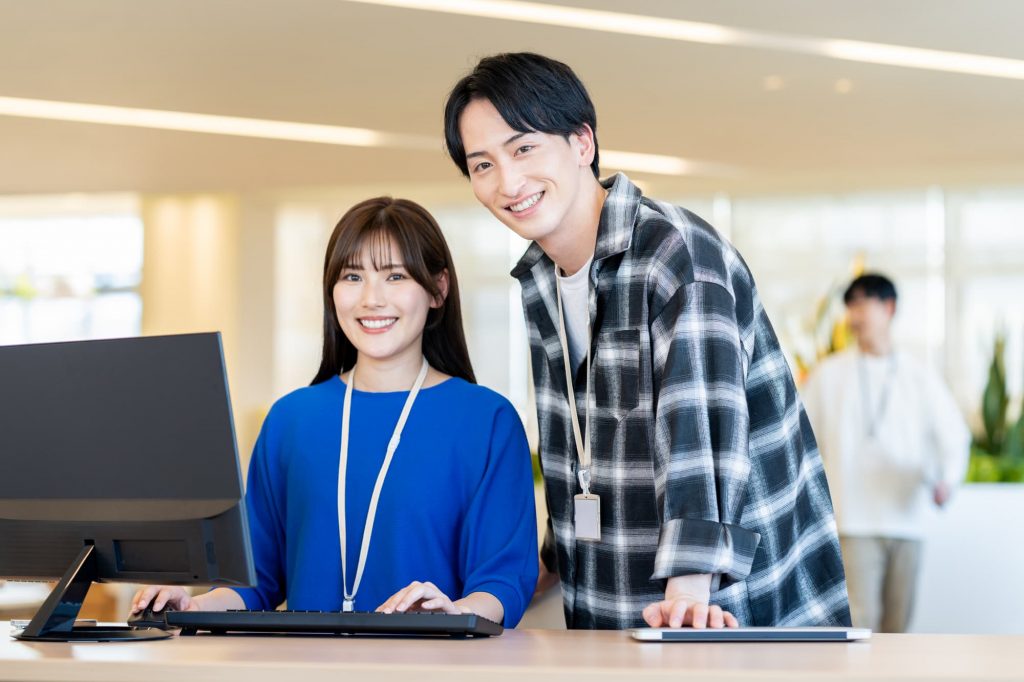 笑顔の2人のビジネスパーソン