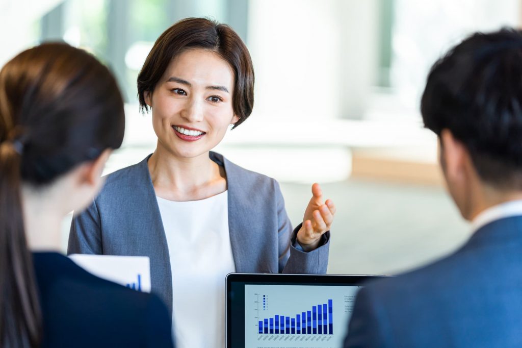会議する3人のビジネスパーソン