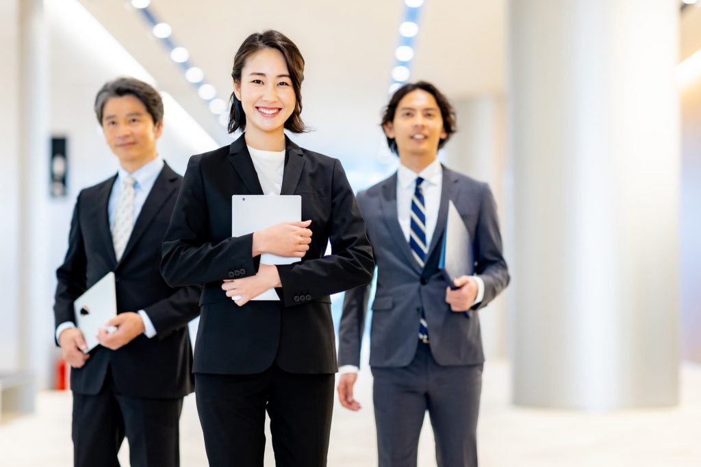 笑顔の3人のビジネスパーソン
