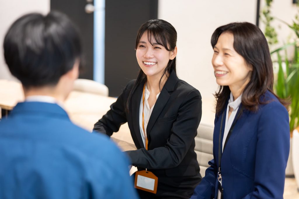 打ち合わせをする3人のビジネスパーソン