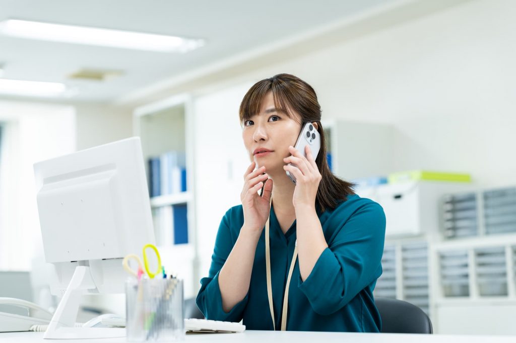 オフィスで電話をするビジネスパーソン