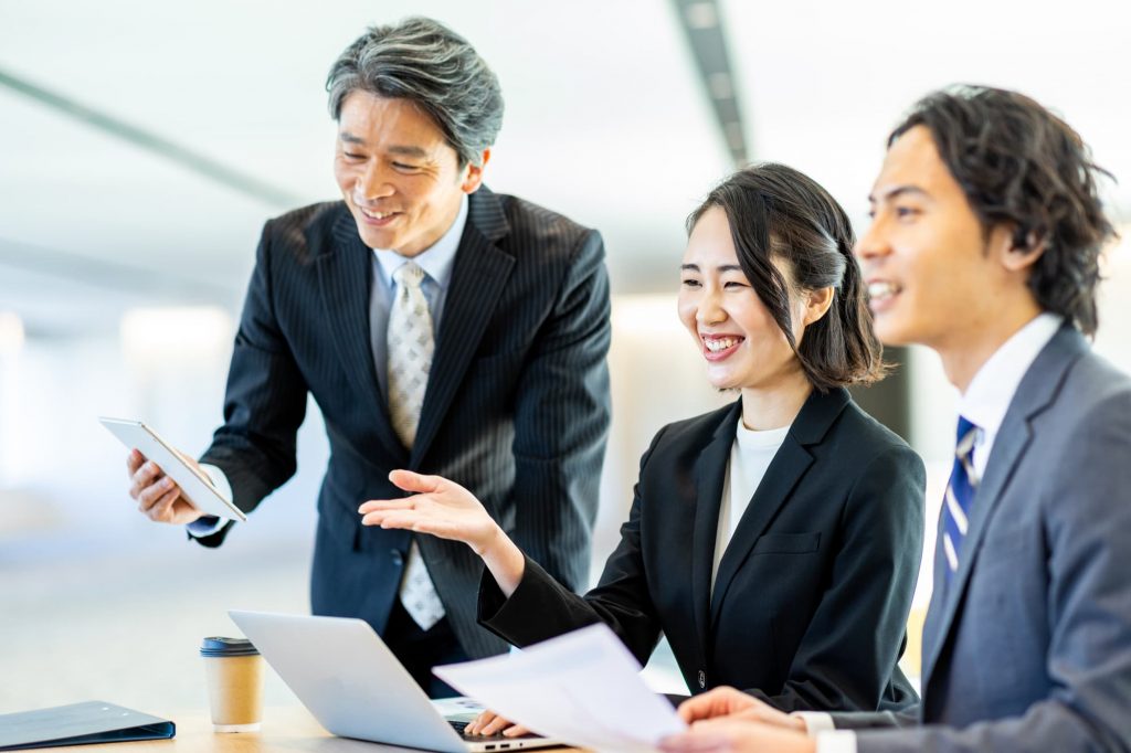 打ち合わせをする3人のビジネスパーソン
