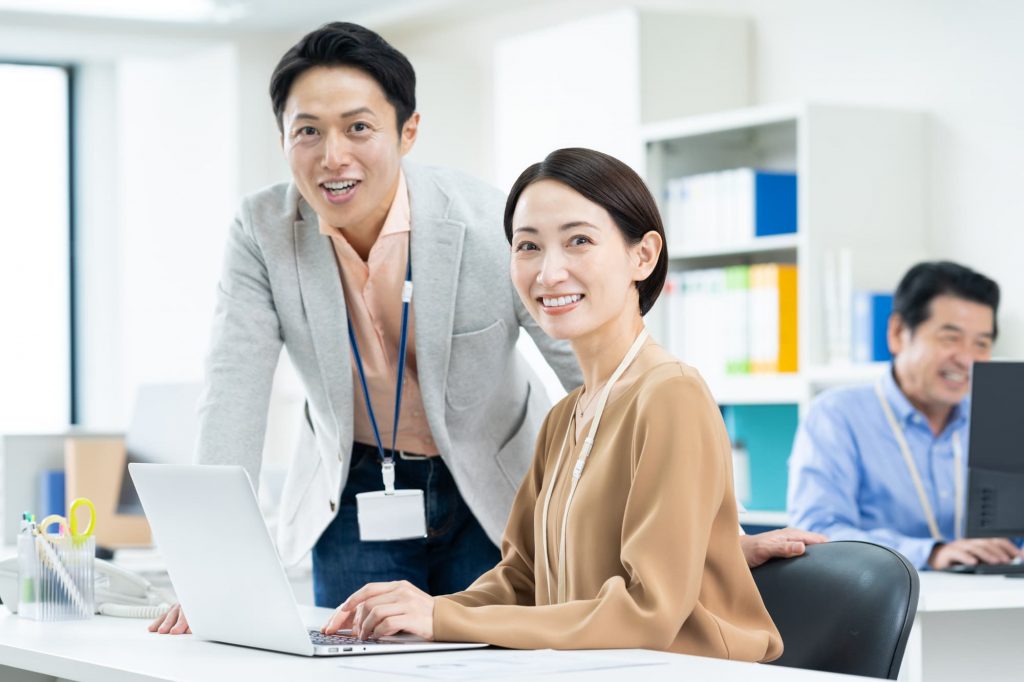 オフィスで働く2人のビジネスパーソン