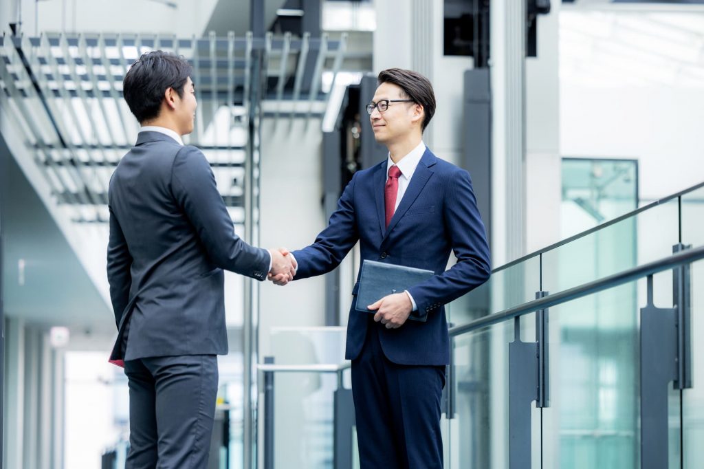 握手をする2人のビジネスパーソン