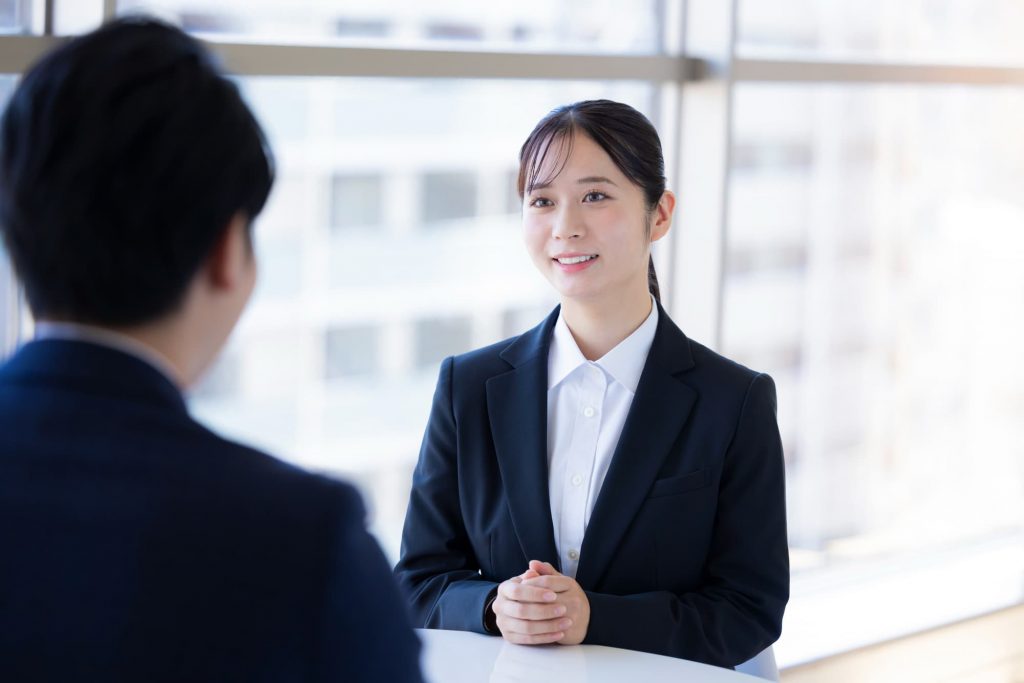 面接を受ける女性