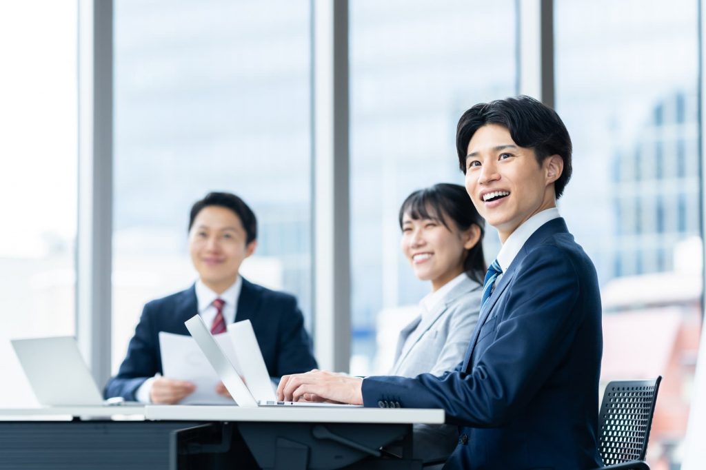 オフィスでミーティングする3人のビジネスパーソン
