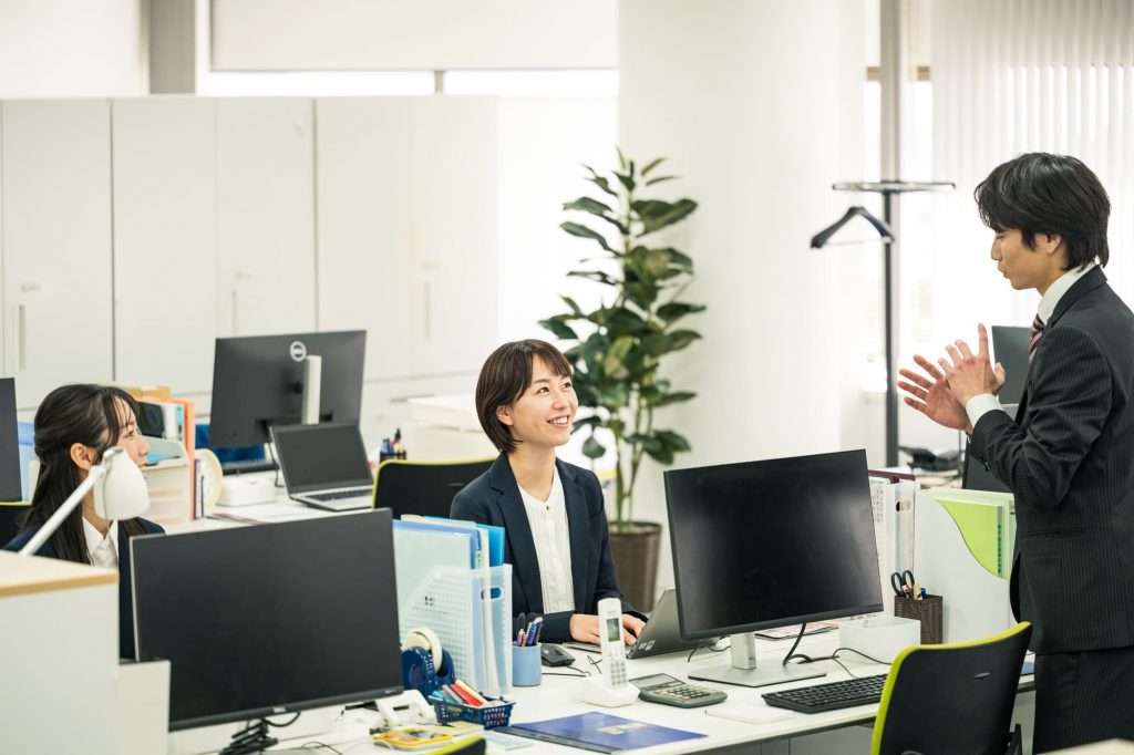オフィスで働く3人のビジネスパーソン
