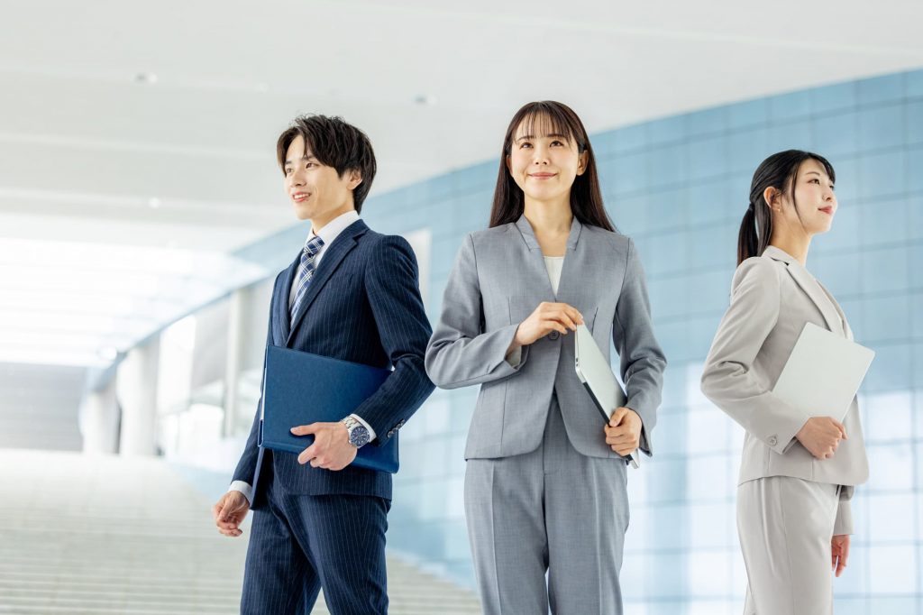 オフィスに立つ3人のビジネスパーソン