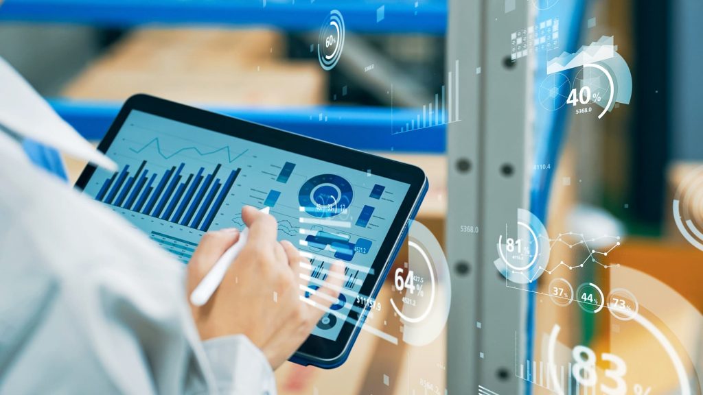 タブレットを持って作業するビジネスパーソンの手元