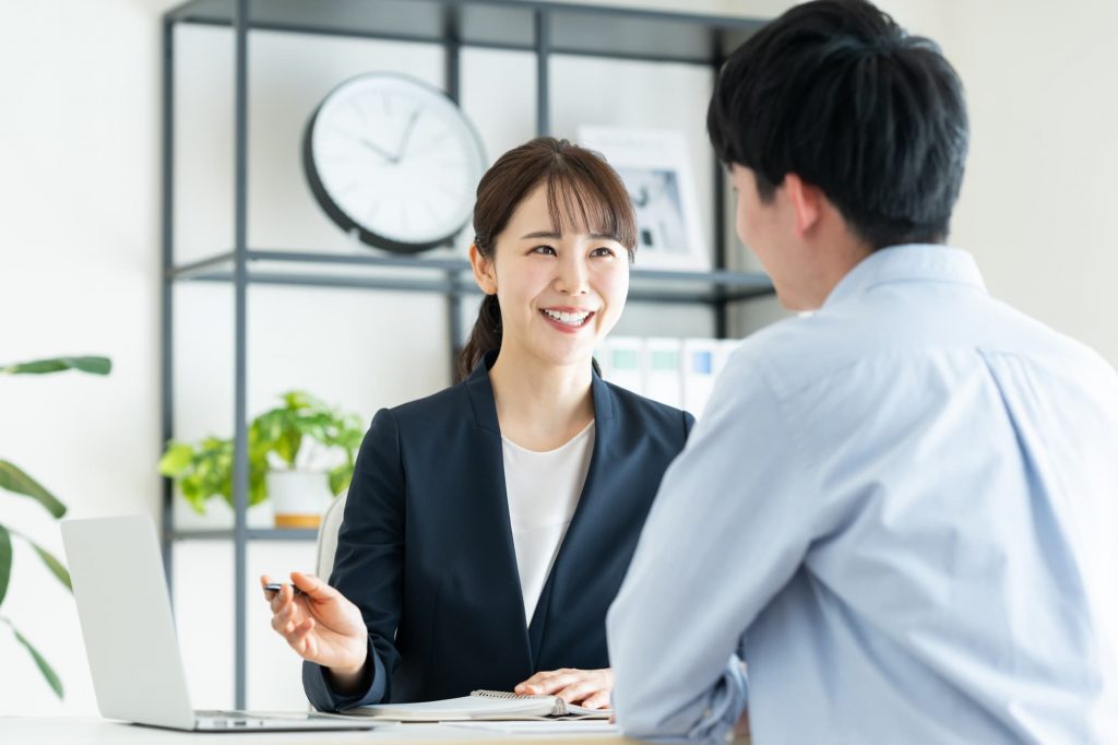 笑顔で打ち合わせをするビジネスパーソン
