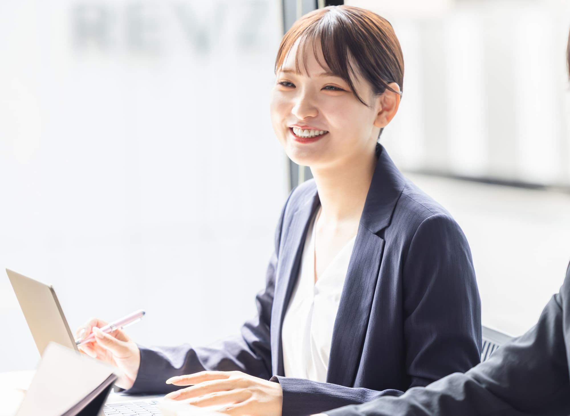 タブレットと資料を置いて打ち合わせしているビジネスパーソン