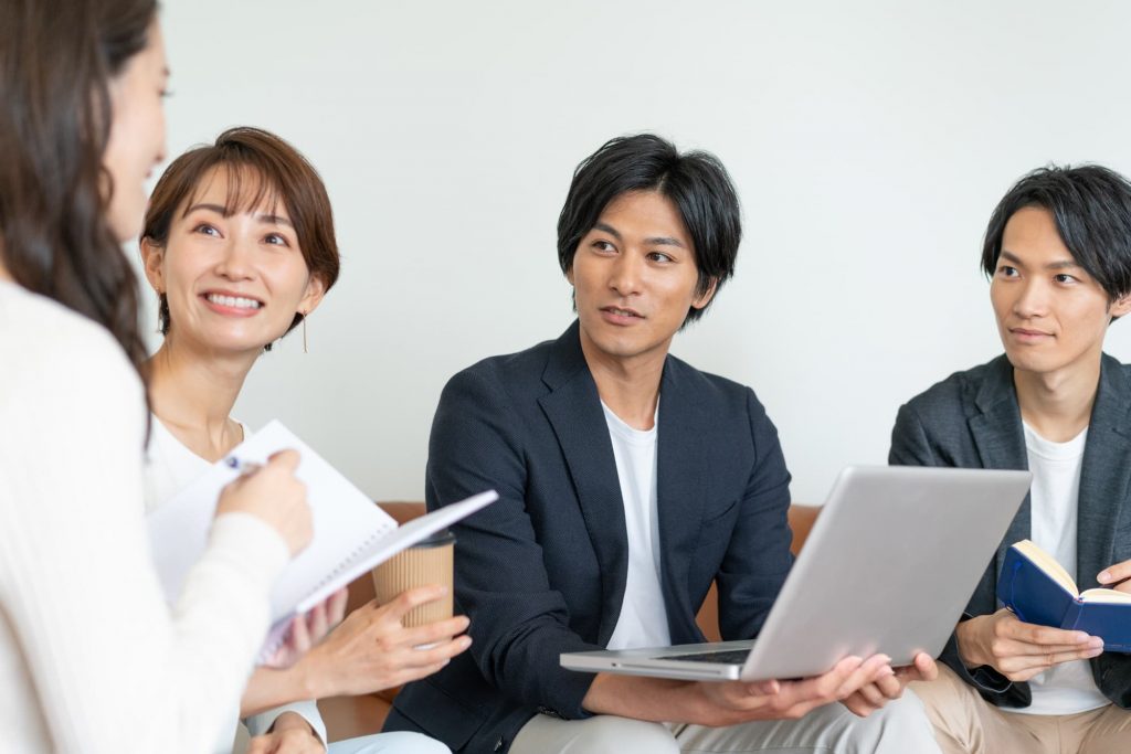 打ち合わせをする4人のビジネスパーソン