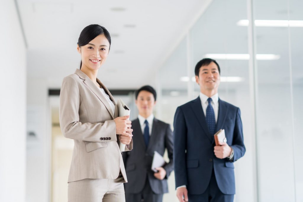 3人のビジネスパーソンが立っている様子