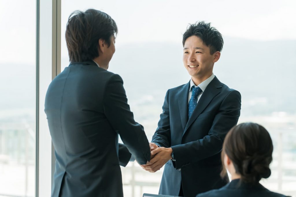 握手をする2人のビジネスパーソン