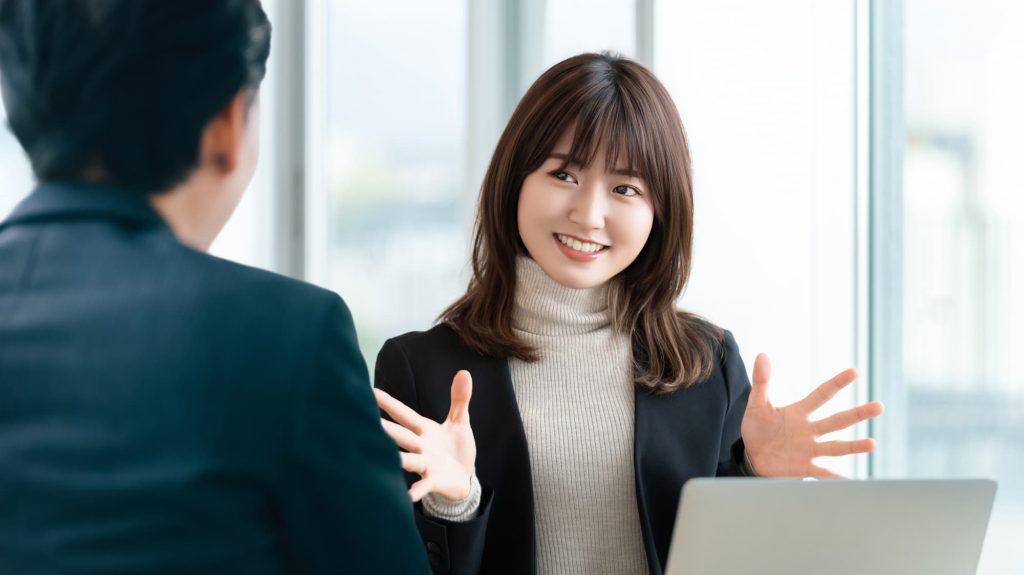 笑顔で打ち合わせをするビジネスパーソン
