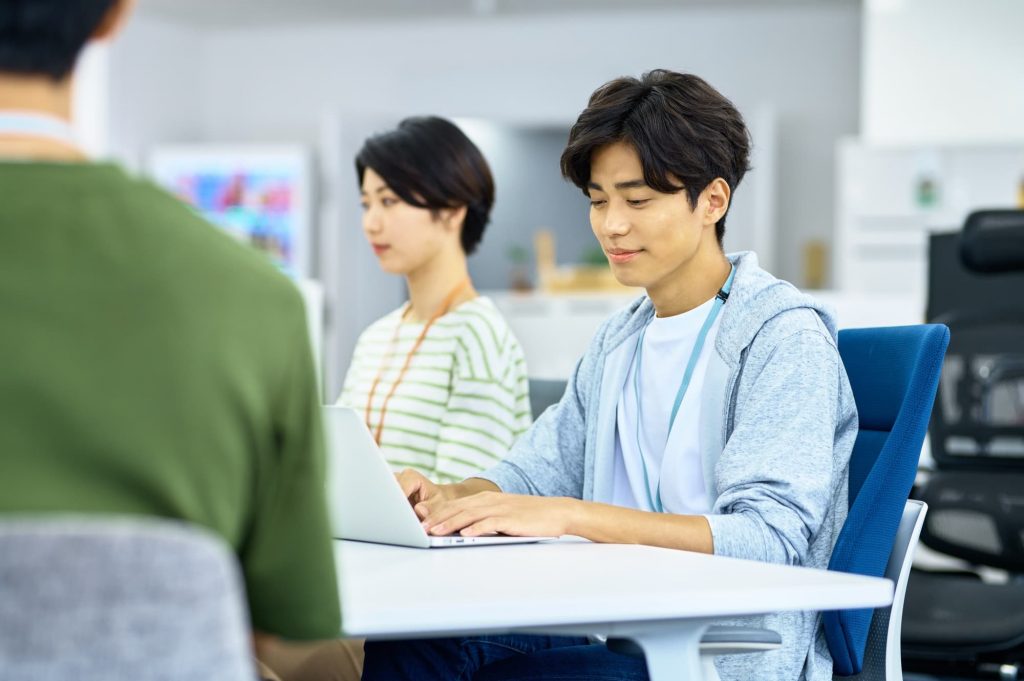 パソコン作業をするビジネスパーソン